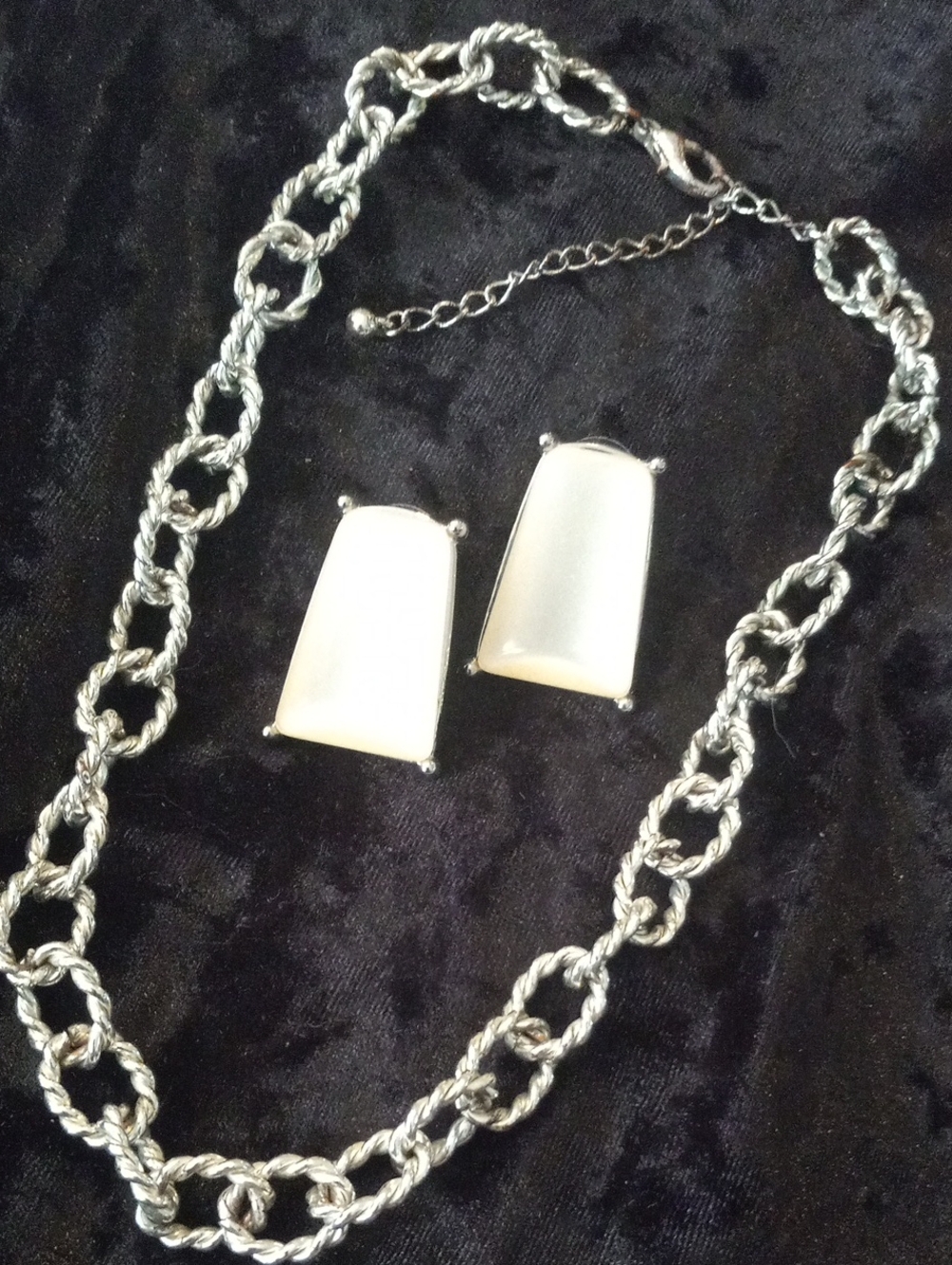 Silver-Tone Twisted Rope Oval Link Necklace with Cream Stone Earrings